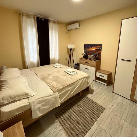 Urban Apartment In Blloku Tirana Buitenkant foto