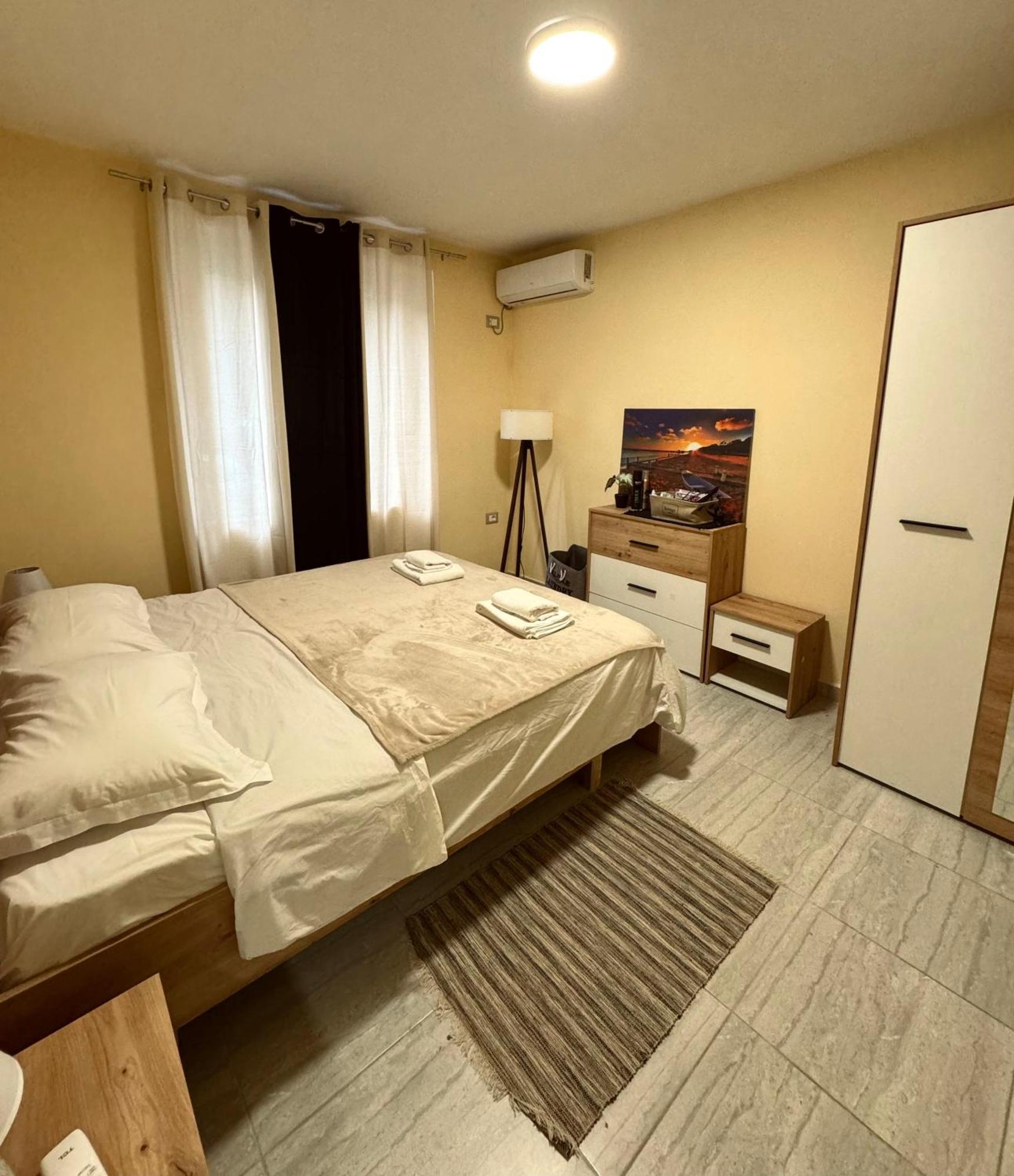 Urban Apartment In Blloku Tirana Buitenkant foto